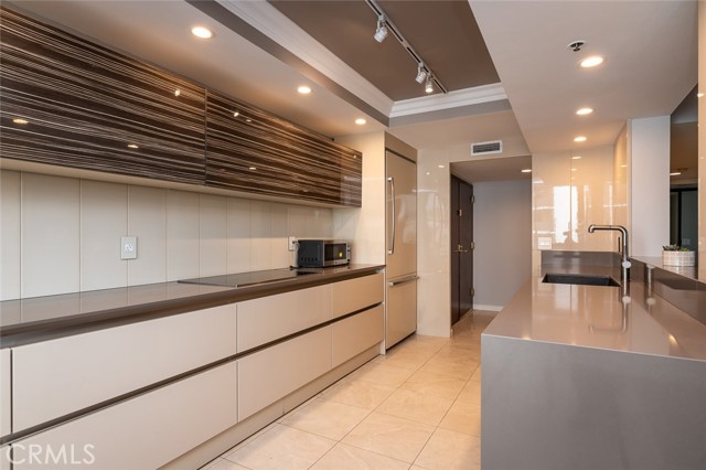 Detail Gallery Image 14 of 66 For 345 Pioneer Dr #1201,  Glendale,  CA 91203 - 2 Beds | 2 Baths