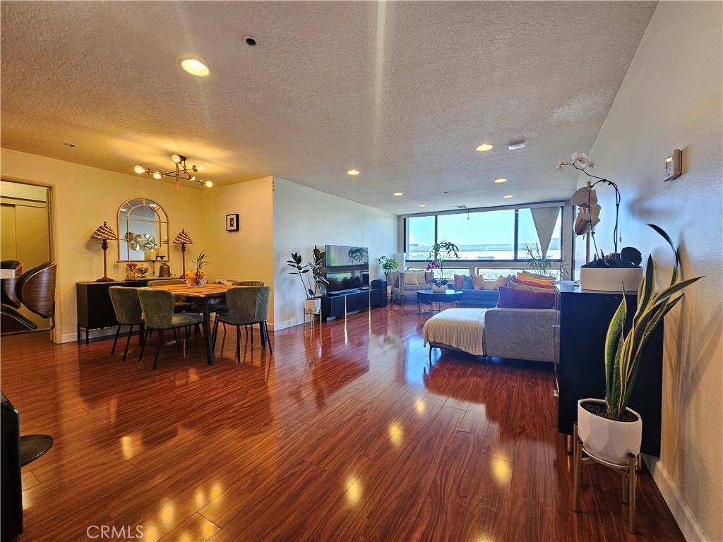 https://media.crmls.org/medias/12c86000-c95f-4332-9bbb-378738719583.jpg?preset=X-Large