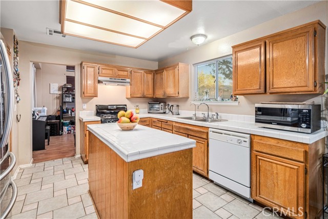 Detail Gallery Image 11 of 48 For 1806 E Mesa Dr, Lancaster,  CA 93535 - 4 Beds | 3 Baths