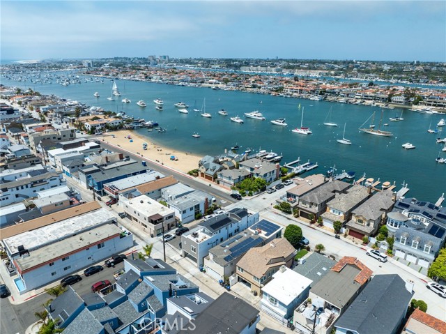 825 W Bay Avenue, Newport Beach CA: https://media.crmls.org/medias/12cbdfc0-358b-4c23-a391-4e72e393d249.jpg