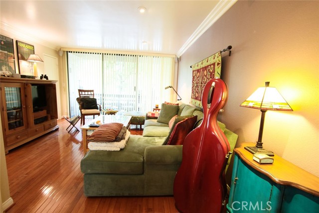 Detail Gallery Image 10 of 21 For 21820 Marylee St #225,  Woodland Hills,  CA 91367 - 3 Beds | 2/1 Baths