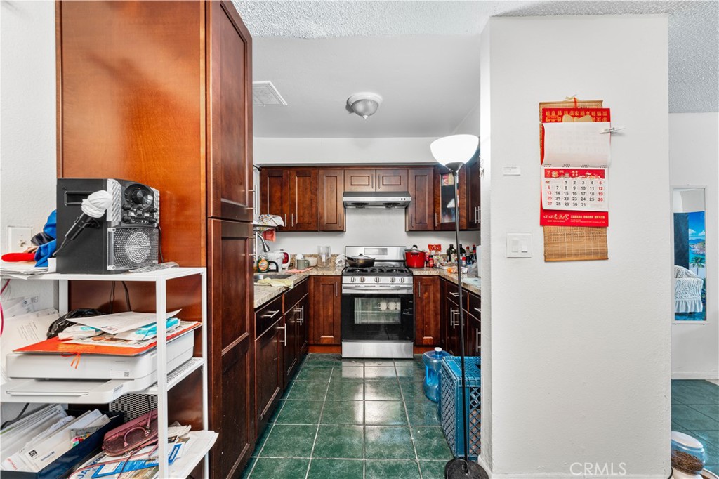 https://media.crmls.org/medias/12ceaaba-bc64-41ba-8810-ac4be8123489.jpg?preset=X-Large
