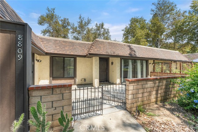 8809 Amigos Place, Riverside CA: https://media.crmls.org/medias/12cee37d-0234-472c-8e10-b669a5ca655d.jpg