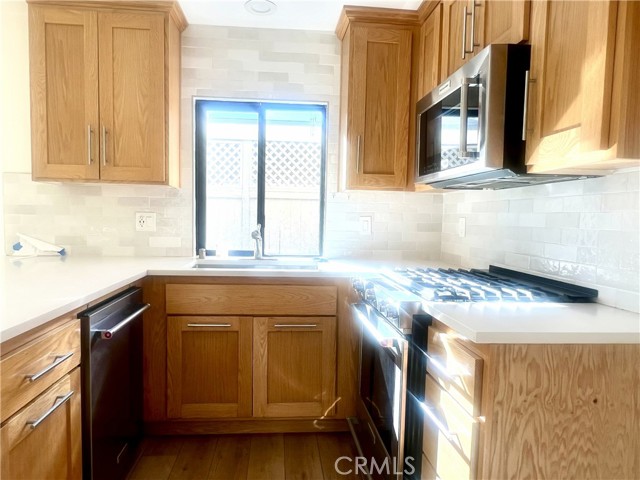 Detail Gallery Image 4 of 41 For 4 Latitude Ct, Newport Beach,  CA 92663 - 3 Beds | 2/1 Baths