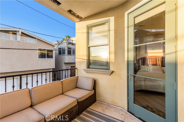 Detail Gallery Image 22 of 28 For 320 33rd, Manhattan Beach,  CA 90266 - 3 Beds | 4 Baths