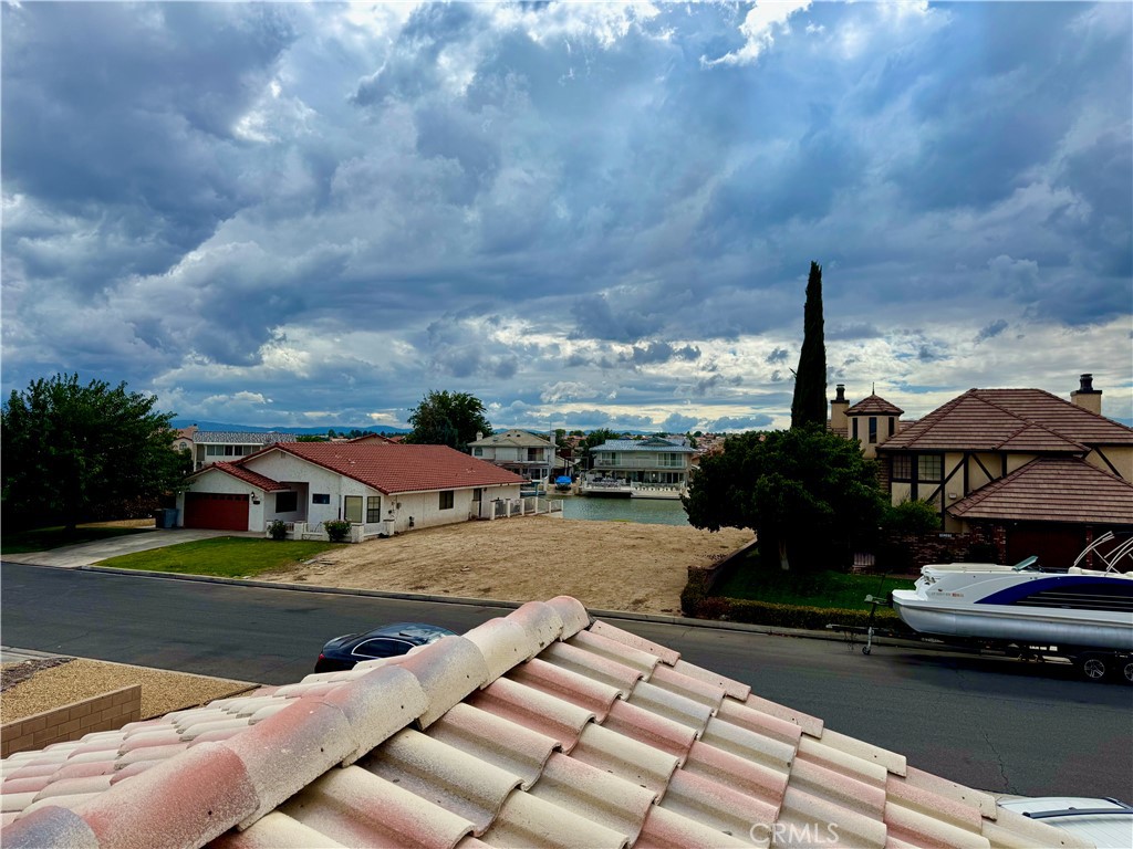 https://media.crmls.org/medias/12e1d877-1366-4db1-880b-b59595ecda32.jpg?preset=X-Large