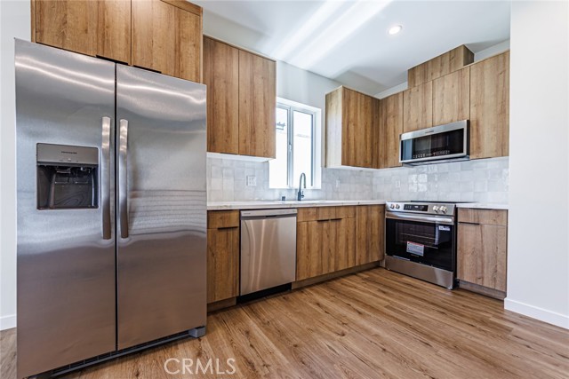 Detail Gallery Image 9 of 27 For 1859 Crenshaw Bld #1/2,  Los Angeles,  CA 90019 - 4 Beds | 3 Baths