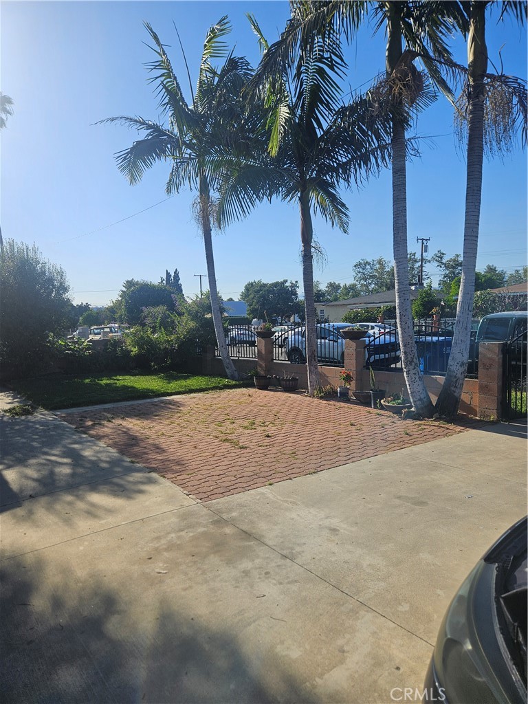 https://media.crmls.org/medias/12e8f8de-0ffe-4461-ba45-4fef9fe2e83f.jpg?preset=X-Large