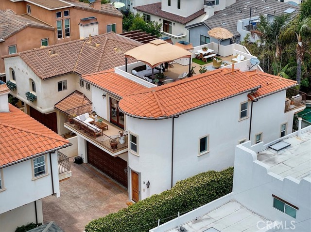  Very PRIVATE rooftop deck!