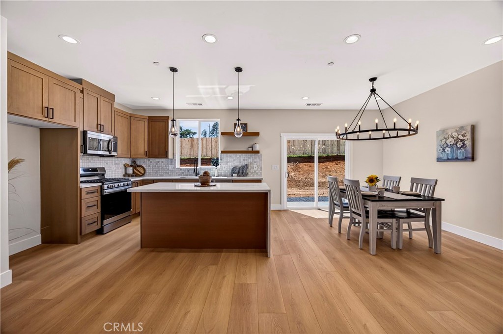 https://media.crmls.org/medias/12ed366e-82d3-44ec-825d-cd316c312548.jpg?preset=X-Large