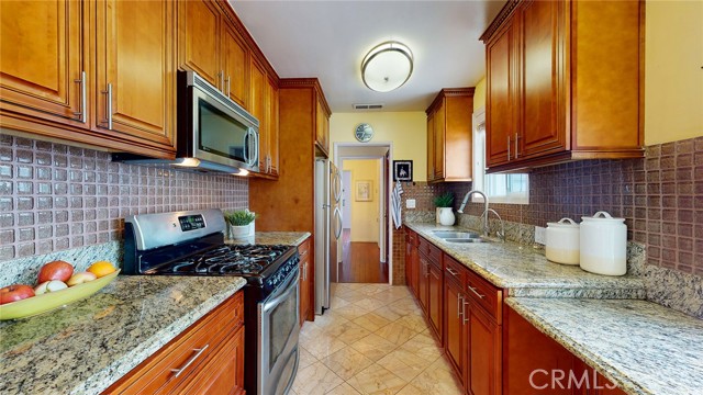 8162 Van Noord Avenue, North Hollywood CA: https://media.crmls.org/medias/12ef022e-cda2-4a1e-a141-e7a38719bac6.jpg