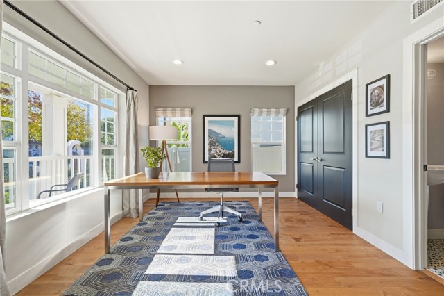 Detail Gallery Image 9 of 57 For 2311 W Clark Ave, Burbank,  CA 91506 - 4 Beds | 4/1 Baths