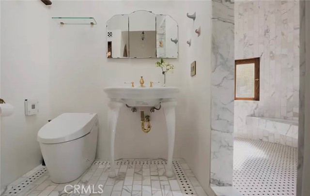 Detail Gallery Image 6 of 18 For 8978 Wonderland Ave, Los Angeles,  CA 90046 - 3 Beds | 2/1 Baths