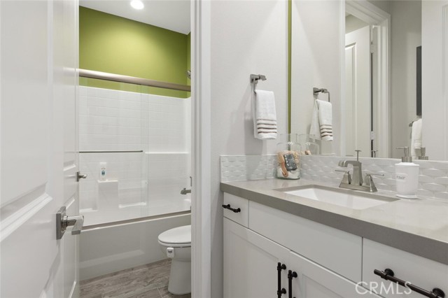 Detail Gallery Image 23 of 74 For 28713 Lambent Way, Saugus,  CA 91350 - 3 Beds | 2/1 Baths