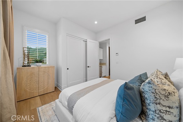 101 Lustro, Irvine CA: https://media.crmls.org/medias/12f89a6f-f43b-4340-933c-dd8a2b4595a3.jpg