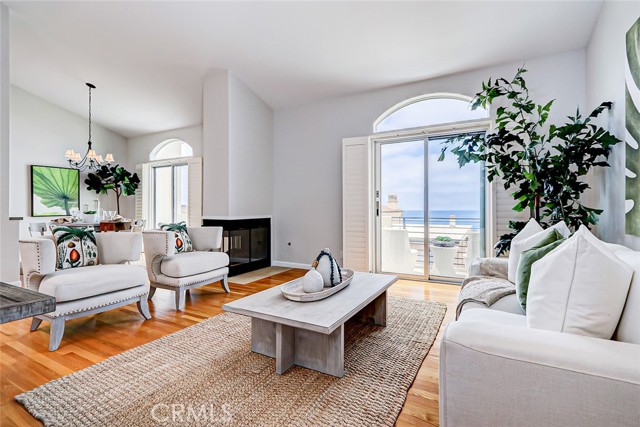 Detail Gallery Image 1 of 1 For 1418 Ocean Dr, Manhattan Beach,  CA 90266 - 2 Beds | 2/1 Baths