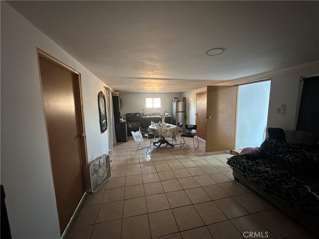 https://media.crmls.org/medias/12ff2835-c1dd-42a6-8339-1d0db932b543.jpg?preset=X-Large