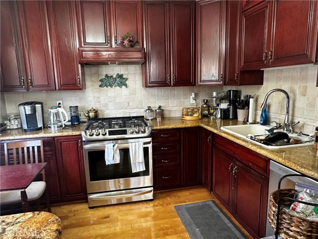 7800 Via Genova, Burbank CA: https://media.crmls.org/medias/12ff3c97-9087-40a2-80a8-a1dffec8e52b.jpg