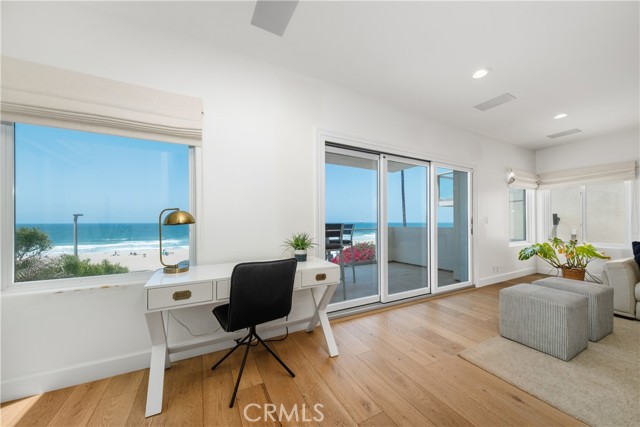 4314 The Strand, Manhattan Beach CA: https://media.crmls.org/medias/1302d685-b1f3-4825-aa4f-2adc5c88e3f4.jpg