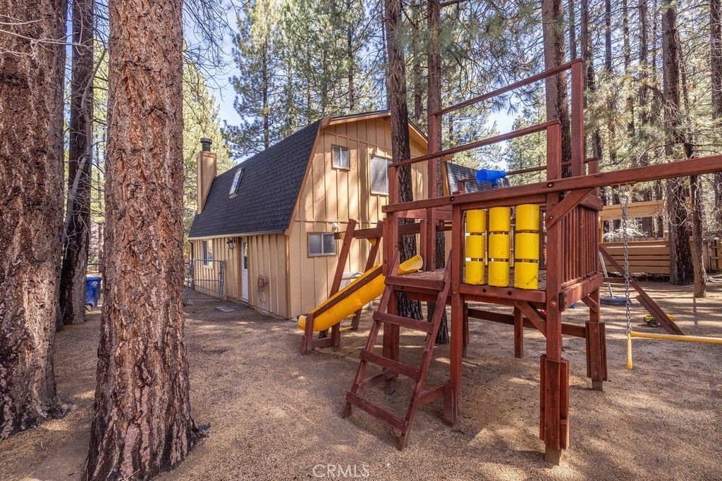 https://media.crmls.org/medias/1305227f-d071-4c74-988a-b7161a4c3777.jpg?preset=X-Large