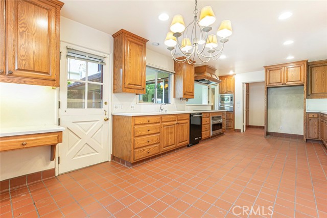 1558 Hillcrest Avenue, Glendale CA: https://media.crmls.org/medias/130acf82-72bb-4cf4-b7e6-24a24fcc6cda.jpg