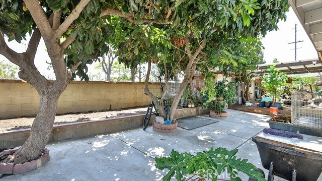 17230 San Lorenzo Circle, Fountain Valley CA: https://media.crmls.org/medias/130b2fb0-135e-493b-9a73-b6adb01e2ba3.jpg
