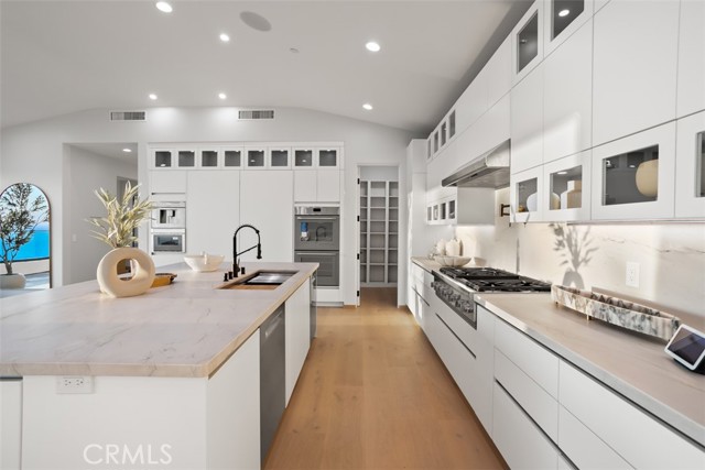 31 N Vista De Catalina, Laguna Beach CA: https://media.crmls.org/medias/130cb835-1a0e-41ed-ac91-8c7785a27790.jpg