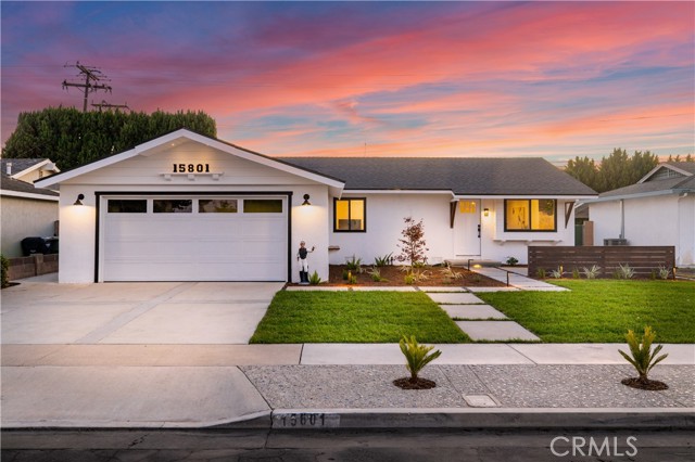 Detail Gallery Image 2 of 18 For 15801 Carrie Ln, Huntington Beach,  CA 92647 - 3 Beds | 2 Baths