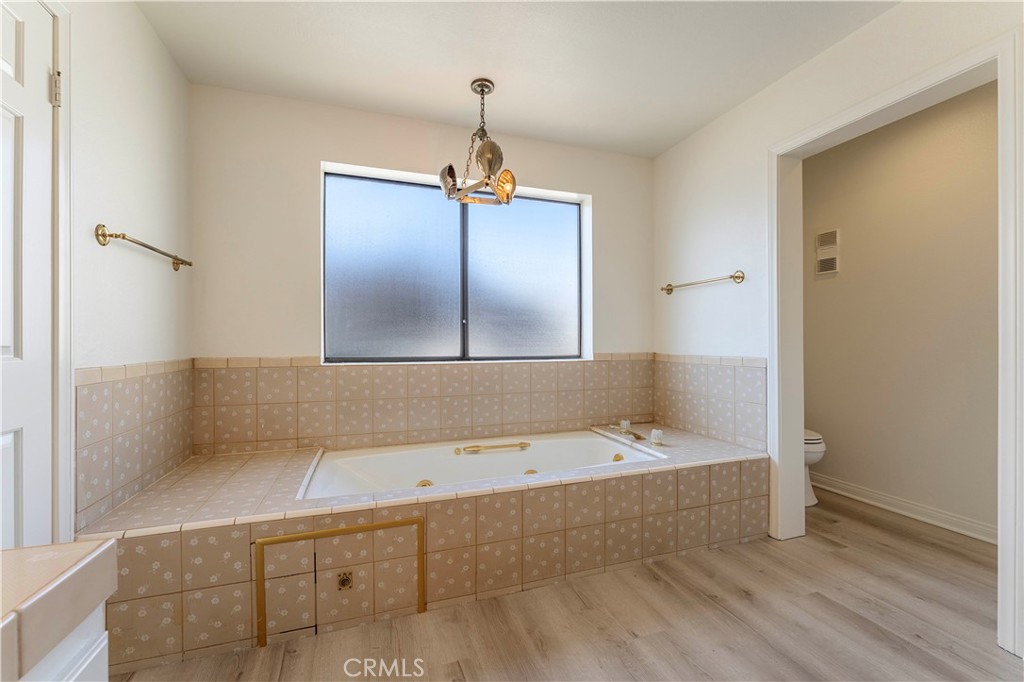 https://media.crmls.org/medias/13112183-daf4-4321-a40e-49748fe58b18.jpg?preset=X-Large