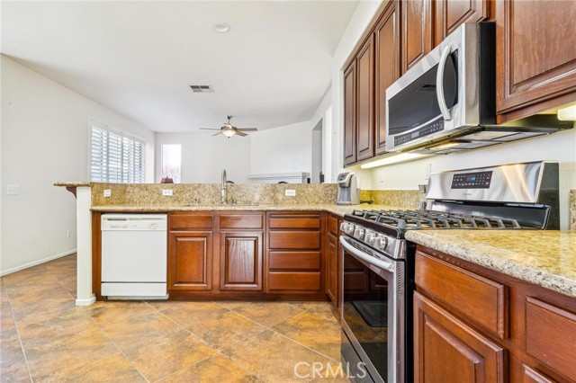 Detail Gallery Image 12 of 44 For 22939 Raintree, Saugus,  CA 91390 - 4 Beds | 3 Baths