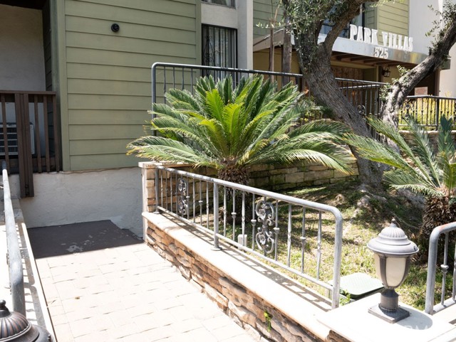 525 S Ardmore Avenue, Los Angeles CA: https://media.crmls.org/medias/13131bf0-7cdb-418f-8df8-0c0b153df0cc.jpg