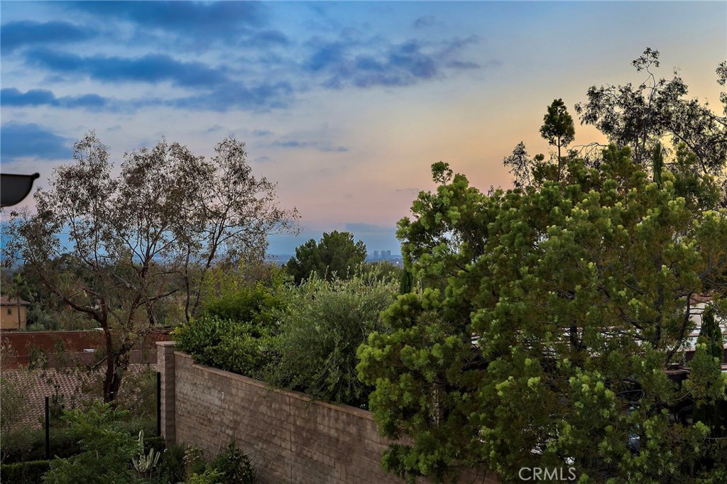 https://media.crmls.org/medias/13147df5-a6bd-4eed-beed-be9750c73f38.jpg?preset=X-Large