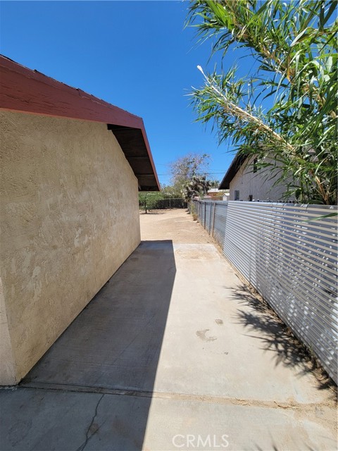 Detail Gallery Image 3 of 34 For 7100 Cholla Ave, Yucca Valley,  CA 92284 - 2 Beds | 1 Baths