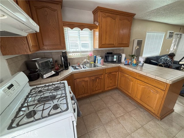 3528 E 54th Street, Maywood CA: https://media.crmls.org/medias/13161219-33e7-466c-8822-8ca8d6ae17df.jpg
