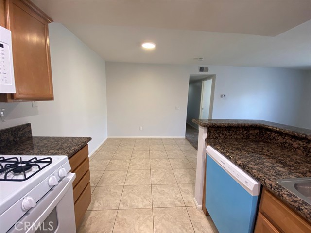 Detail Gallery Image 6 of 16 For 1333 Massachusetts Ave #203,  Riverside,  CA 92507 - 2 Beds | 1 Baths