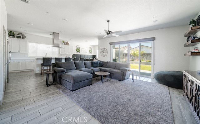 825 Spring W Street, Madera CA: https://media.crmls.org/medias/131cda8c-6d48-402e-b13f-0082f6cf2591.jpg