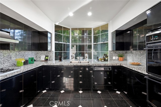 Detail Gallery Image 6 of 35 For 8246 Woodshill Trl, Los Angeles,  CA 90069 - 5 Beds | 5 Baths