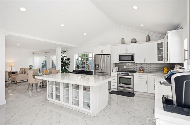 Detail Gallery Image 7 of 42 For 7152 Sunlight Dr, Huntington Beach,  CA 92647 - 5 Beds | 4 Baths