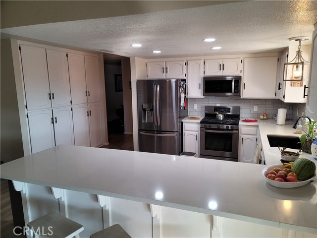 21291 Ramona Avenue, Apple Valley CA: https://media.crmls.org/medias/1322501b-0651-49f8-b354-d279d08398d6.jpg