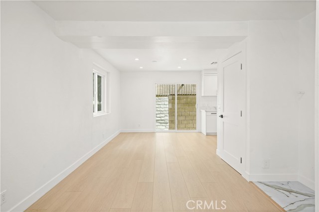 Detail Gallery Image 10 of 44 For 7010 Lennox Ave #C,  Van Nuys,  CA 91405 - 3 Beds | 2/1 Baths