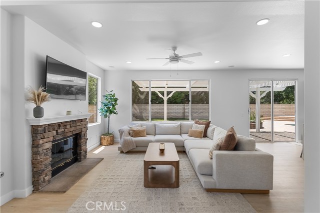 2517 Renata Court, Thousand Oaks CA: https://media.crmls.org/medias/13258194-7c3d-4467-bb43-e921d29785e2.jpg