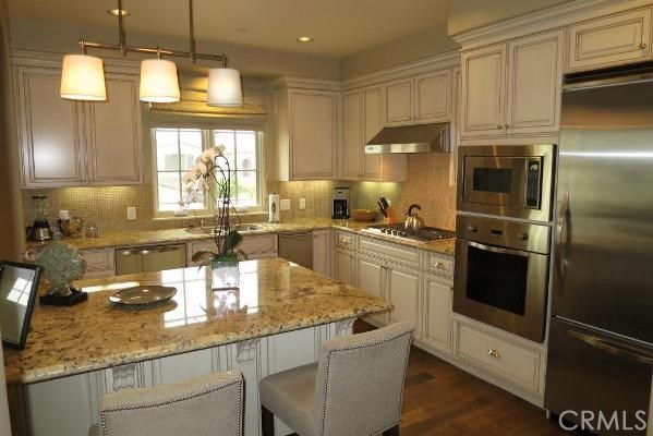 Viking appliances, fully stocked Cuisinart cookware.
