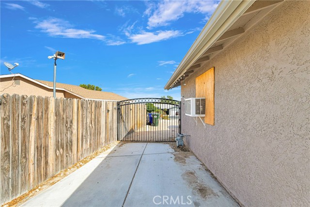 Detail Gallery Image 8 of 15 For 16188 Tawney Ridge Ln, Victorville,  CA 92394 - 2 Beds | 1 Baths