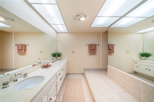 33 Oaktree Lane, Rolling Hills Estates, California 90274, 2 Bedrooms Bedrooms, ,3 BathroomsBathrooms,Residential,Sold,Oaktree,OC22217896