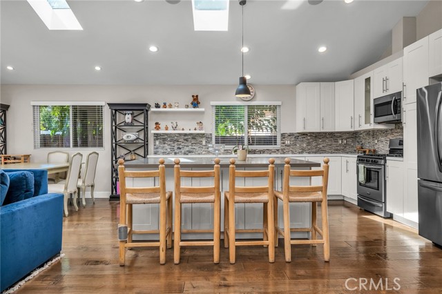Detail Gallery Image 9 of 34 For 5948 Hesperia Ave, Encino,  CA 91316 - 3 Beds | 2/1 Baths