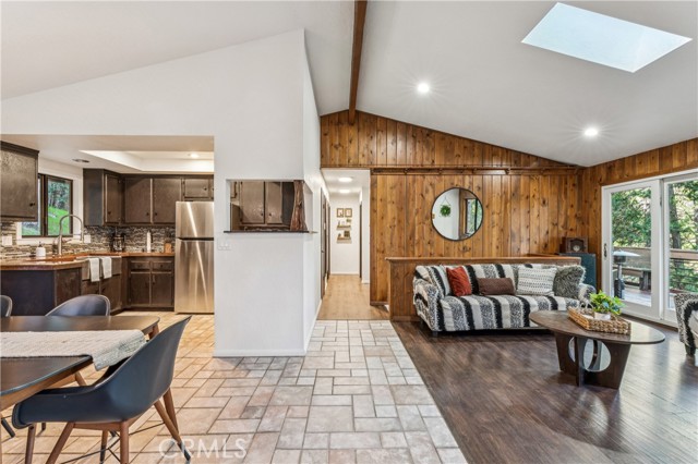 Detail Gallery Image 11 of 46 For 24166 Cresta, Crestline,  CA 92325 - 4 Beds | 3 Baths