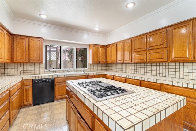 Detail Gallery Image 6 of 42 For 17182 Hillside Cir, Huntington Beach,  CA 92649 - 5 Beds | 4/1 Baths