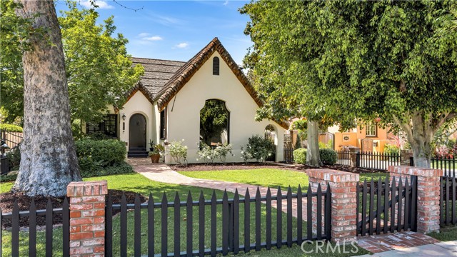 Detail Gallery Image 3 of 69 For 2042 N Ross St, Santa Ana,  CA 92706 - 3 Beds | 2/1 Baths