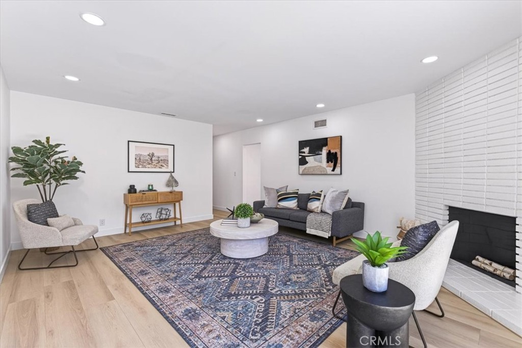https://media.crmls.org/medias/1332b04f-0f27-4d70-8c94-e41c5c0448f2.jpg?preset=X-Large