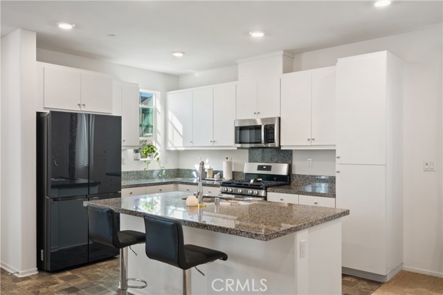 Detail Gallery Image 8 of 37 For 5604 Altamura Way #10,  Fontana,  CA 92336 - 4 Beds | 3 Baths